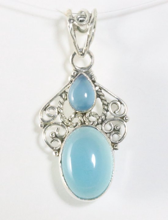 Opengewerkte zilveren hanger met blauwe chalcedoon afbeelding 1