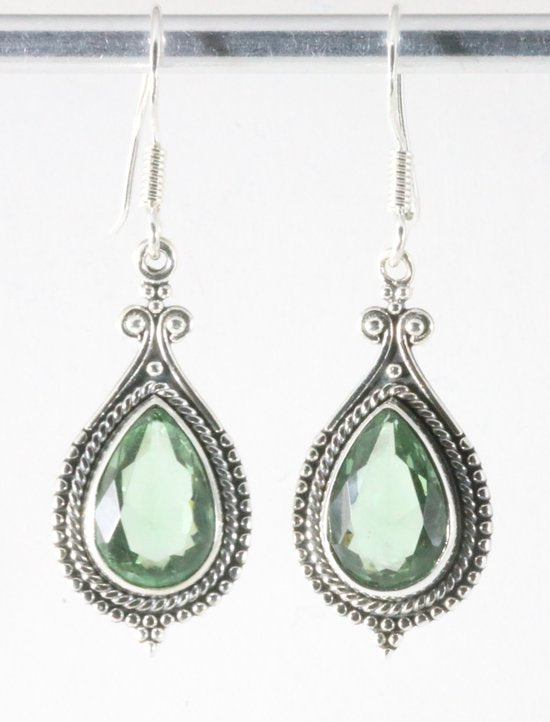 Bewerkte zilveren oorbellen met groene amethist afbeelding 1