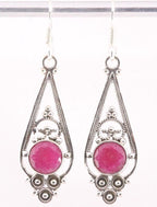 Lange opengewerkte zilveren oorbellen met robijn afbeelding 1