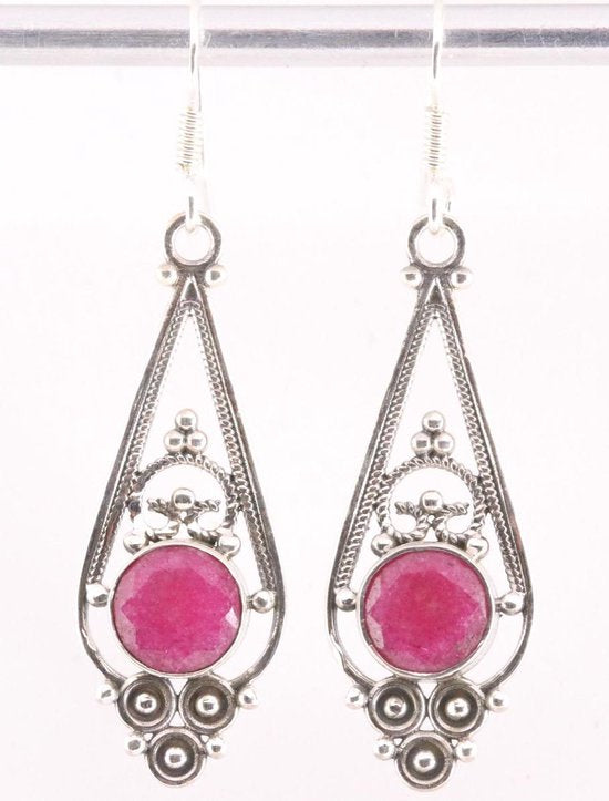 Lange opengewerkte zilveren oorbellen met robijn afbeelding 1