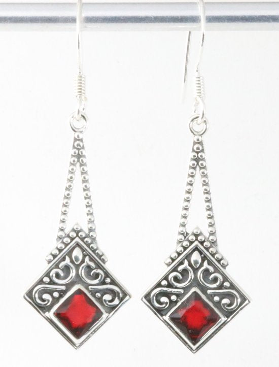 Bewerkte zilveren oorbellen met granaat afbeelding 1