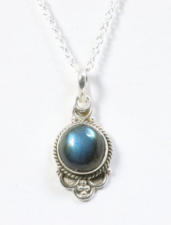 Fijne bewerkte zilveren hanger met labradoriet aan ketting afbeelding 1