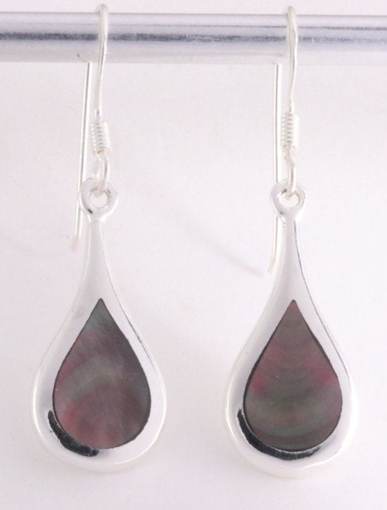 Druppelvormige zilveren oorbellen met zwarte parelmoer afbeelding 1