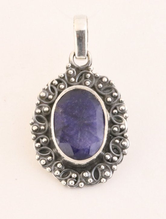 Bewerkte zilveren hanger met blauwe saffier afbeelding 1