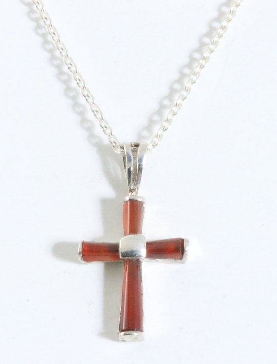 Fijne zilveren kruishanger met carneool aan ketting afbeelding 1