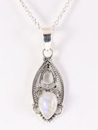 Fijne opengewerkte zilveren hanger met regenboog maansteen aan ketting afbeelding 1