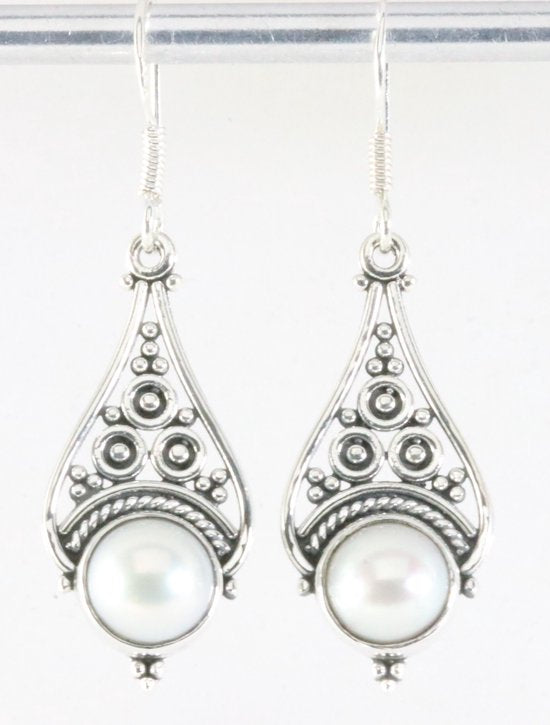 Opengewerkte zilveren oorbellen met parel afbeelding 1