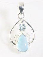 Opengewerkte zilveren hanger met larimar en blauwe topaas afbeelding 1