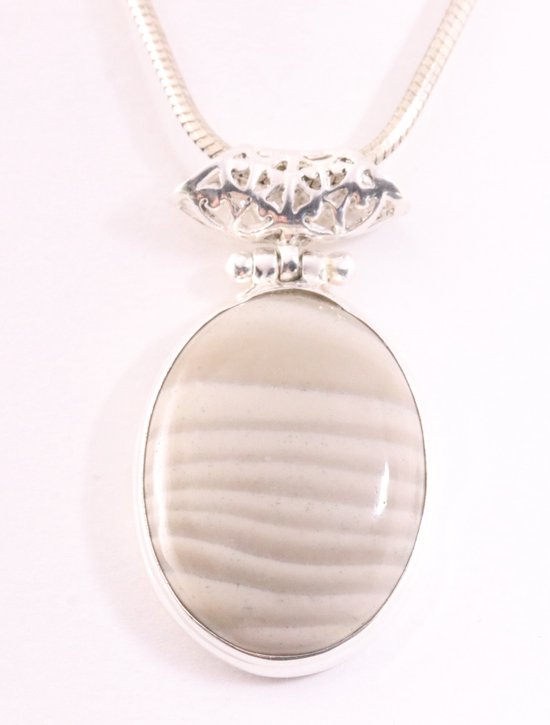 Ovale zilveren hanger met flint agaat aan zware snake ketting afbeelding 1