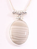 Ovale zilveren hanger met flint agaat aan zware snake ketting afbeelding 1