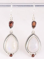 Bewerkte zilveren oorbellen met regenboog maansteen en granaat afbeelding 1