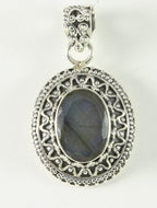 Bewerkte zilveren hanger met gefacetteerde labradoriet afbeelding 1