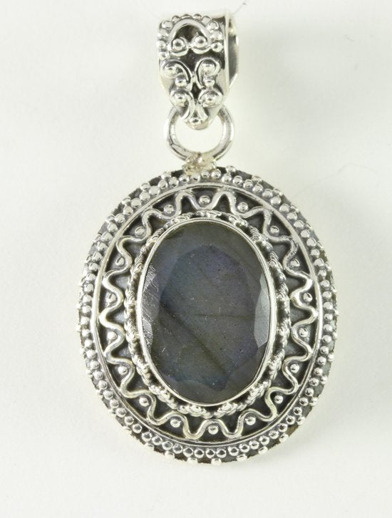 Bewerkte zilveren hanger met gefacetteerde labradoriet afbeelding 1