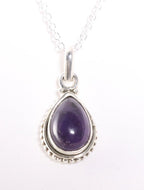 Bewerkte druppelvormige zilveren hanger met amethist aan ketting afbeelding 1