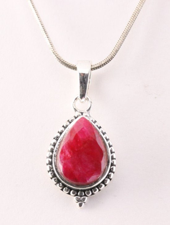Fijne bewerkte druppelvormige zilveren hanger met robijn aan ketting afbeelding 1