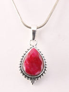 Fijne bewerkte druppelvormige zilveren hanger met robijn aan ketting afbeelding 1