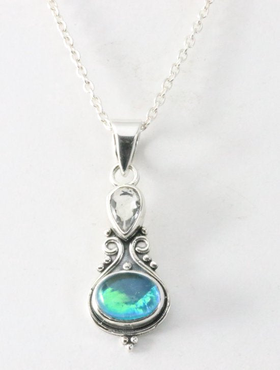 Fijne bewerkte zilveren hanger met blauwe opaal en bergkristal aan ketting afbeelding 1
