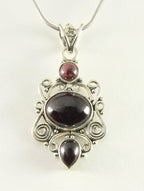 Opengewerkte zilveren hanger met granaat aan ketting afbeelding 1