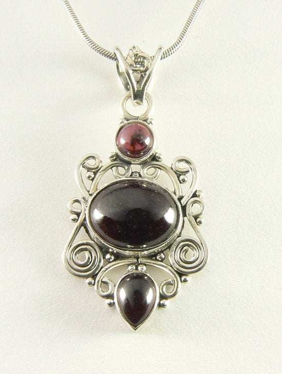 Opengewerkte zilveren hanger met granaat aan ketting afbeelding 1