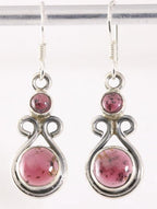 Opengewerkte zilveren oorbellen met granaat afbeelding 1