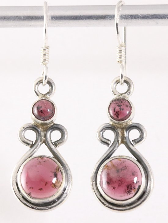 Opengewerkte zilveren oorbellen met granaat afbeelding 1