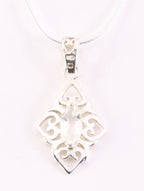 Fijne opengewerkte zilveren hanger met bergkristal aan ketting afbeelding 1