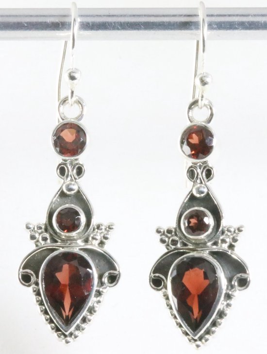Bewerkte zilveren oorbellen met granaat afbeelding 1