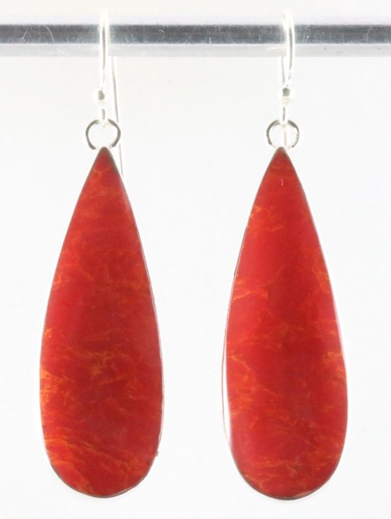 Lange druppelvormige zilveren oorbellen met rode koraal steen afbeelding 1