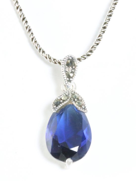 Zilveren hanger met blauwe saffier en marcasiet aan ketting afbeelding 1
