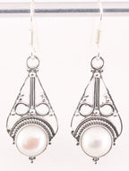 Opengewerkte zilveren oorbellen met witte zoetwater parel afbeelding 1