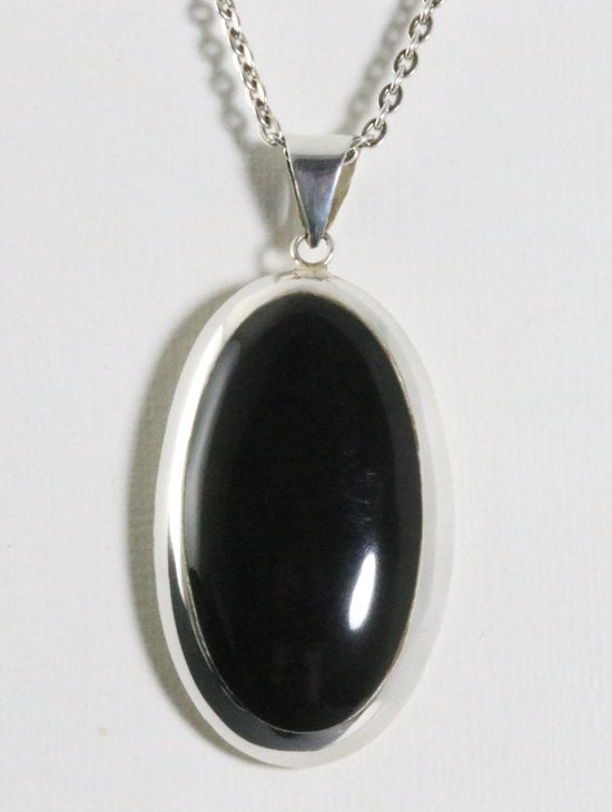 Grote ovale hoogglans zilveren hanger met onyx aan ketting afbeelding 1