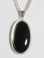 Grote ovale hoogglans zilveren hanger met onyx aan ketting afbeelding 1