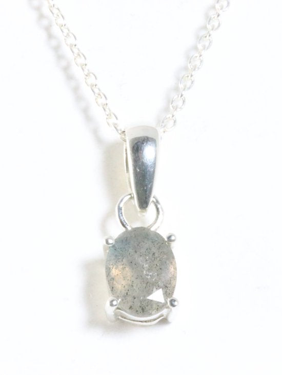 Fijne zilveren hanger met labradoriet aan ketting afbeelding 1