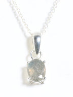 Fijne zilveren hanger met labradoriet aan ketting afbeelding 1