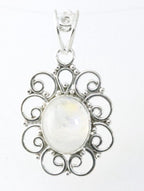 Opengewerkte zilveren hanger met regenboog maansteen afbeelding 1