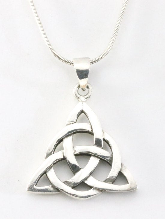 Zilveren triquetra hanger aan ketting afbeelding 1