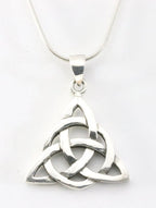 Zilveren triquetra hanger aan ketting afbeelding 1