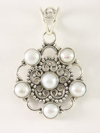 Opengewerkte zilveren hanger met zoetwater parels afbeelding 1
