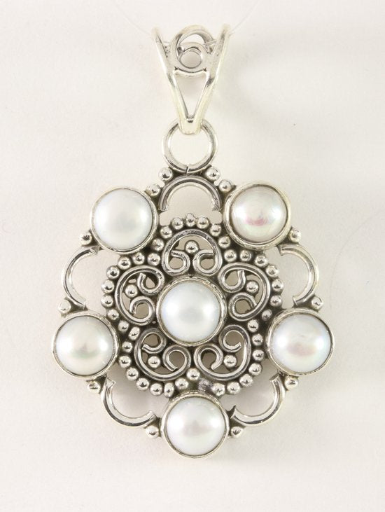Opengewerkte zilveren hanger met zoetwater parels afbeelding 1