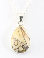 Druppelvormige zilveren hanger met brecciated mookaiet aan ketting afbeelding 1