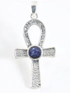 Bewerkte zilveren ankh hanger met blauwe saffier afbeelding 1
