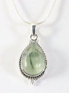 Bewerkte druppelvormige zilveren hanger met prehniet aan ketting afbeelding 1