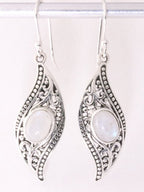 Bewerkte zilveren oorbellen met regenboog maansteen afbeelding 1