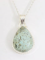 Bewerkte druppelvormige zilveren hanger met Noorse groene turkoois aan ketting afbeelding 1