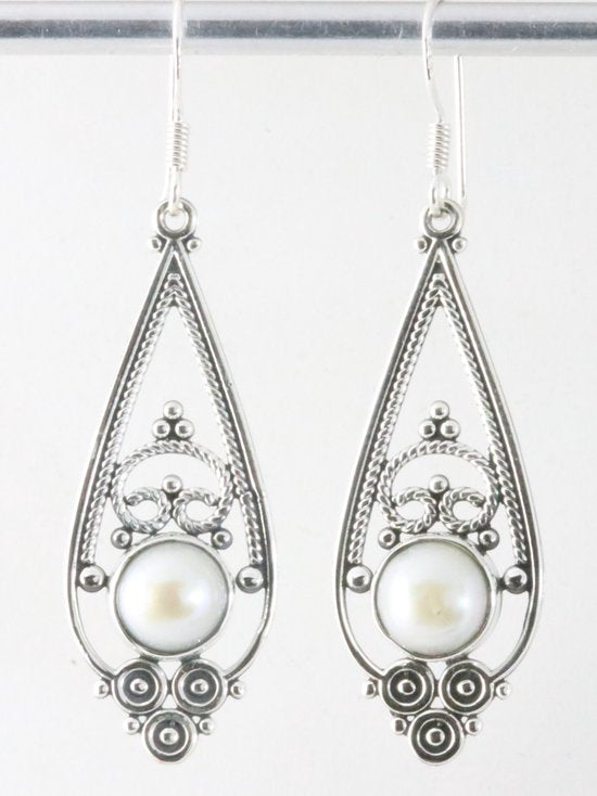 Lange opengewerkte zilveren oorbellen met zoetwater parel afbeelding 1