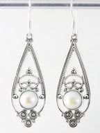 Lange opengewerkte zilveren oorbellen met zoetwater parel afbeelding 1