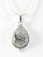 Bewerkte druppelvormige zilveren hanger met zwarte rutielkwarts aan ketting afbeelding 1