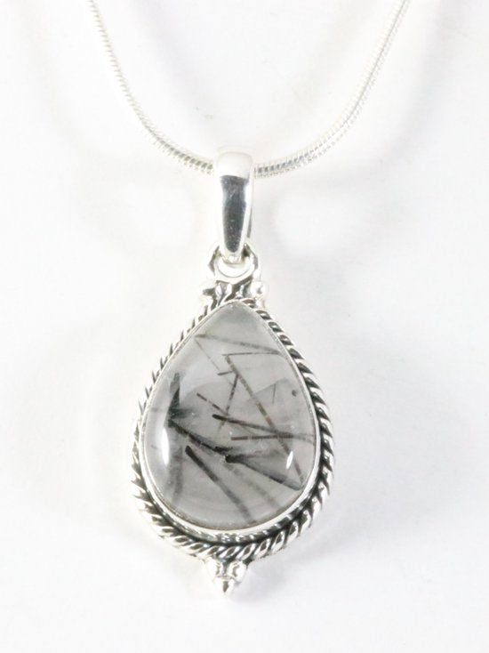 Bewerkte druppelvormige zilveren hanger met zwarte rutielkwarts aan ketting afbeelding 1