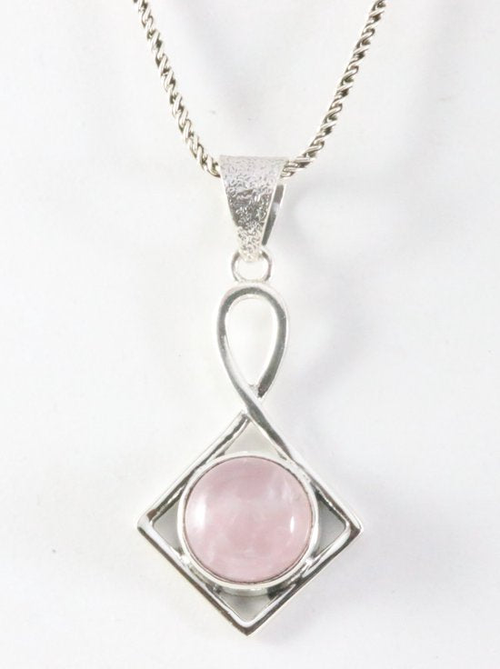 Opengewerkte zilveren hanger met rozenkwarts aan ketting afbeelding 1