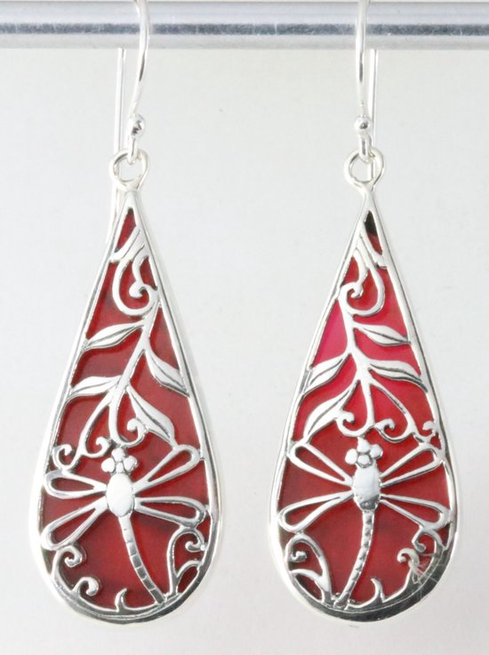 Lange druppelvormige zilveren oorbellen met libelle op rode koraal steen afbeelding 1